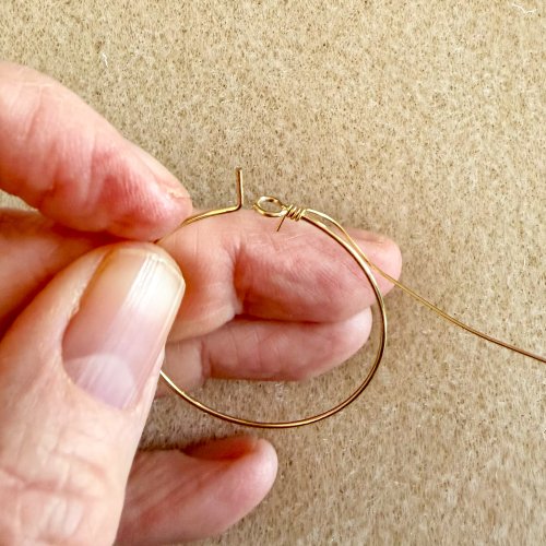 Margot Potter's Wrap It Up Earrings - , Contemporary Wire Jewelry, Wire Wrapping, Wrapping, Wire Wrapping Jewelry, Beads, Wrap it four times tightly around one base